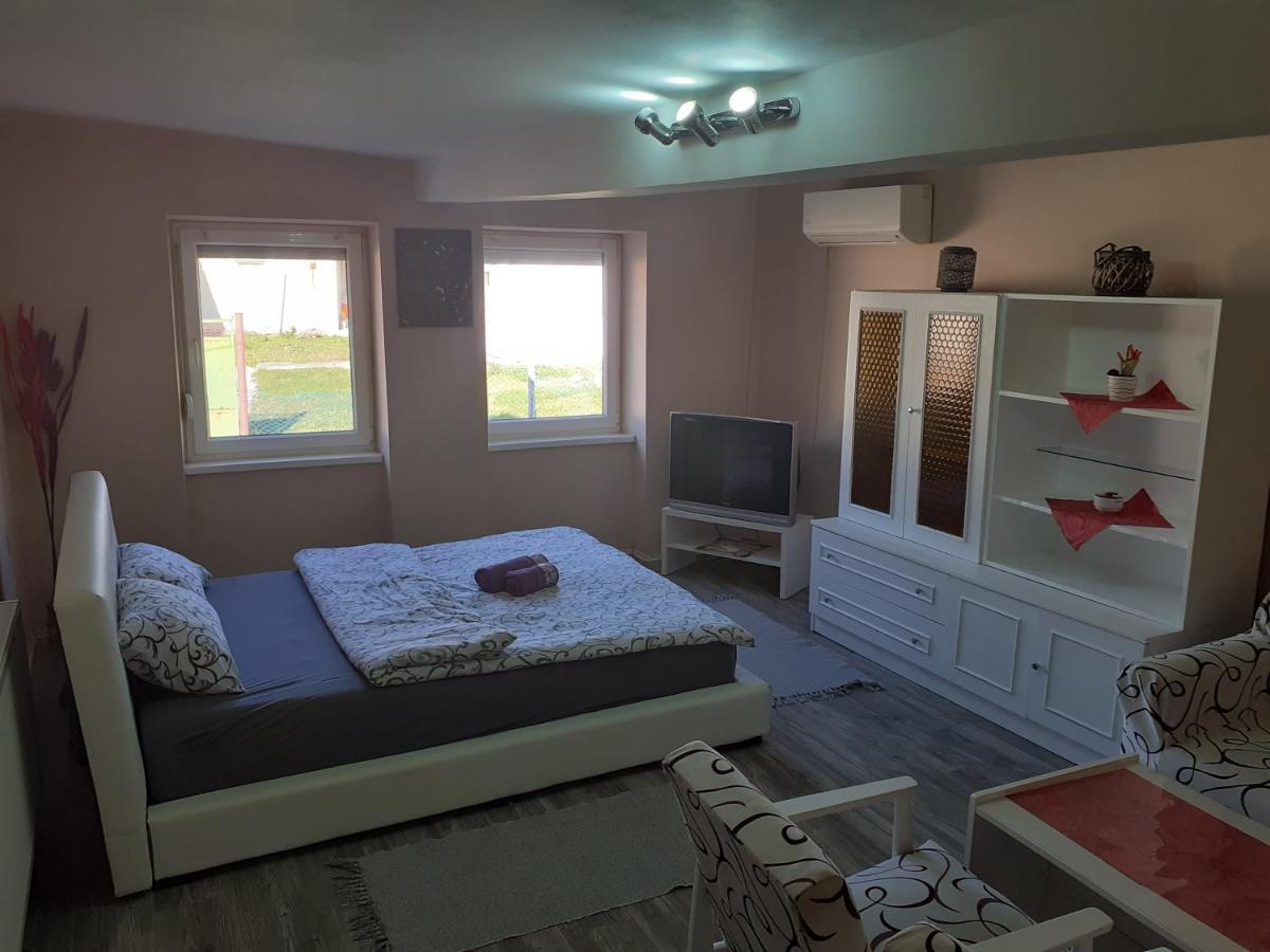 Mega Apartment Суботица Экстерьер фото